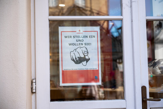, Deutschland, Rheinland-Pfalz, Speyer, 02.10.2024,  Ein Vodafone-Plakat an einer Geschaeftstuer, das neue Mitarbeiter fuer das Team sucht, mit Kontaktinformationen und Aufforderung zur Bewerbung.