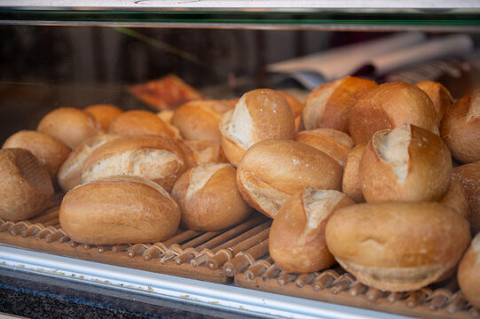 , Deutschland, Rheinland-Pfalz, Speyer, 02.10.2024,  Eine Ladentheke voller frischer Broetchen, perfekt gebacken und bereit zum Verkauf in einer Baeckerei.