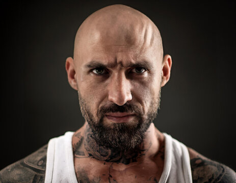 Hombre guerrero calvo con tatuajes