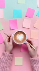 Primer plano de manos femeninas escribiendo en un bloque de notas con un bolígrafo dorado, mientras sostienen una taza de café con la otra mano. El entorno incluye una computadora portátil, post-its y