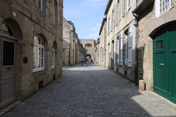 Vieille rue pavée typique, ville de Dinan, département des Côtes d'Armor, Bretagne, France