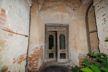 Naklejka premium Abandoned Charm of a Weathered Doorway in a Forgotten Space