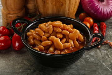 Canned beans in tomato sauce