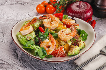 Salad with prawn and quinoa