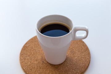 Tazza di caffè su sottobicchiere di sughero