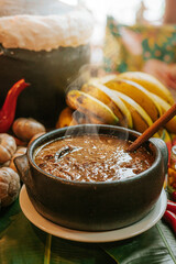 Barreado prato típico da região de Morretes e Antonina no Paraná, com mesa composta de ingredientes