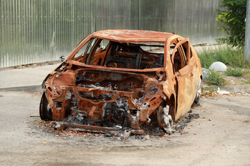 Obraz premium Burnt car on the street