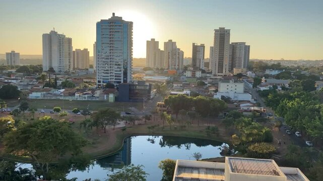 Vista panor&acirc;mica da paisagem de edif&iacute;cios ao redor da Pra&ccedil;a do Parque Ipiranga em An&aacute;polis, Goi&aacute;s, Brasil A filmagem captura a arquitetura urbana, &aacute;rvores e uma atmosfera tranquila Time-lapse video