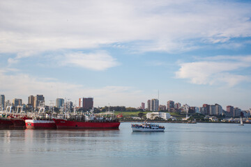 Fototapeta premium La naturaleza nos conecta, caminatas o pasar el día en las sierras o frente al lago