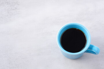 淹れたてのコーヒーが入ったマグカップを、真上から俯瞰した画像
