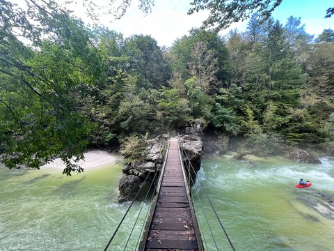 Brjeka footbridge, Bovec (Triglav National Park, Slovenia) - Die Fu&szlig;g&auml;ngerbr&uuml;cke Brjeka &uuml;ber die Fluss Soca, Bovec (Triglav-Nationalpark, Slowenien) - Brv Brjeka, Bovec (Triglavski narodni park)