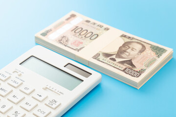 青背景に一万円の札束と電卓