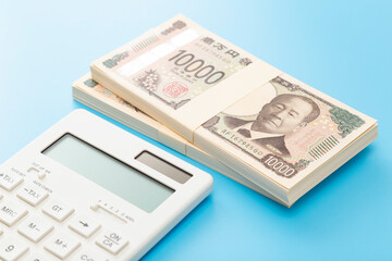 青背景に一万円の札束と電卓