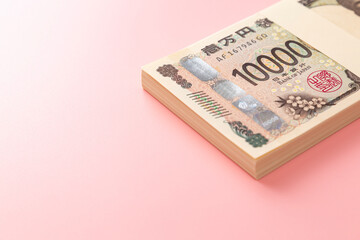 ピンク背景に一万円の札束