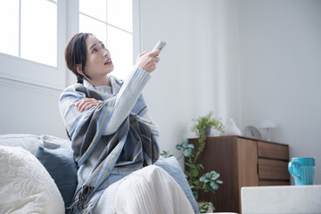 冬のエアコンの調整が難しい女性　気になる電気料金