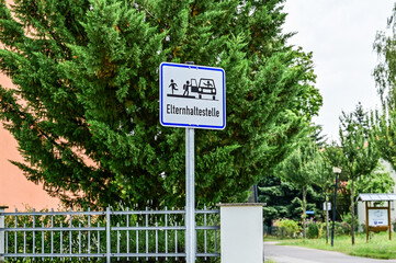 Elternhaltestelle, Verkehrsschild an einer Schule oder Kita zum Aussteigen lassen von Kindern aus dem Auto der Eltern in deutsch, Beetzsee Radewege, Brandenburg, Potsdam-Mittelmark, Germany