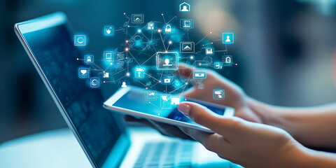 Abstraktes digitales Konzept der Gesch&auml;ftstechnologie mit in der Hand gehaltenem Mobiltelefon, Tablet und Laptop, auf dem Social-Media-Symbole  angezeigt werden. IoT-Smart-Home
