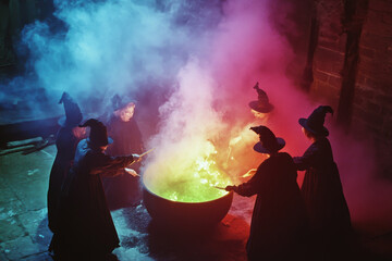 Obraz premium witches around a colorful cauldron