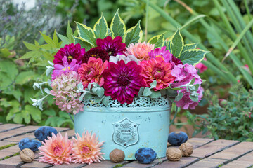Blumen-Arrangement mit pink und orange Dahlien und Hortensienblüten im vintage Blumentopf