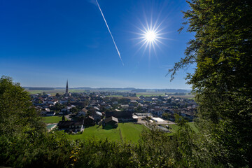 Blick auf das sch&ouml;ne Dorf Palling im Landkreis Traunsein in Bayern im Sommer