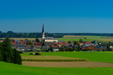 Blick auf das sch&ouml;ne Dorf Palling im Landkreis Traunsein in Bayern im Sommer