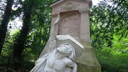 Tombe de Jules Verne. Monument funéraire au cimetière de la Madeleine à Amiens département de...