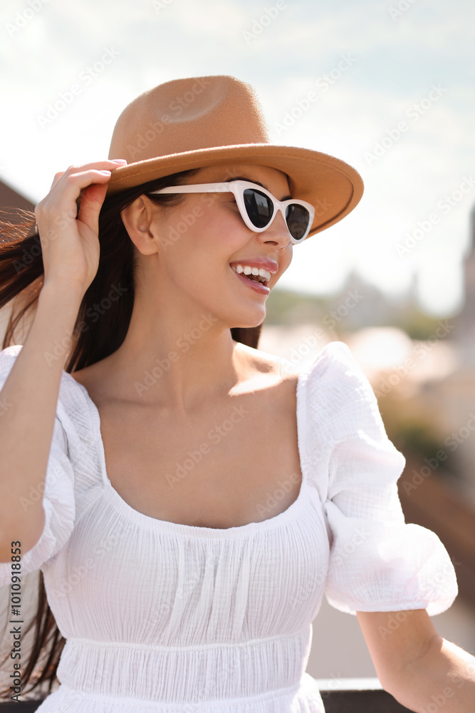 Poster Smiling woman in stylish hat and sunglasses outdoors