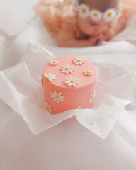 Pink cake with daisy, daisy theme