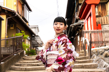 街歩きをする着物の女性