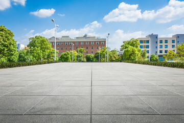 Naklejka premium Expansive Urban Plaza Surrounded by Lush Greenery and Modern Architecture