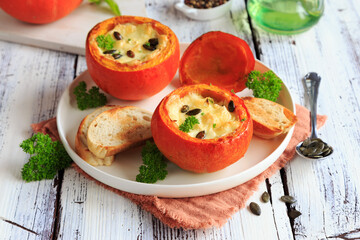 Gebackener Kürbis mit Ofenkäse