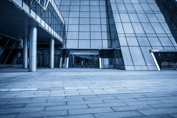 Fototapeta premium Modern Architectural Design Emphasizing Glass and Steel Facade