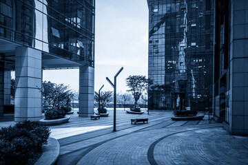 Modern Urban Architecture: A Serene City Space with Reflective Surfaces