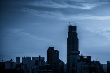 Fototapeta premium Urban Skyline at Dusk with Dramatic Blue Tones