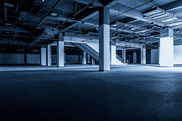 Expansive Industrial Space with Minimalist Design and Ambient Lighting