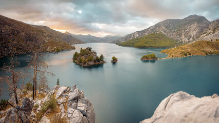Fototapeta premium lake and mountains