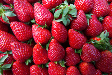 Strawberries stack in a symmetric order