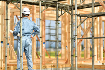 住宅建築工事の点検を行うエンジニア