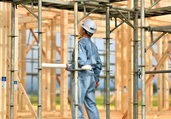 住宅建築工事の点検を行うエンジニア