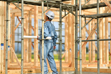 住宅建築工事の点検を行うエンジニア