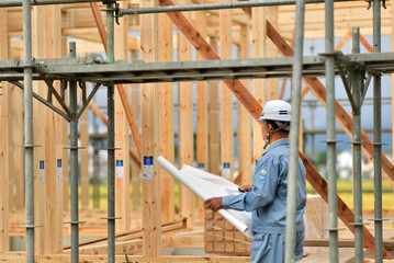 住宅建築工事の点検を行うエンジニア