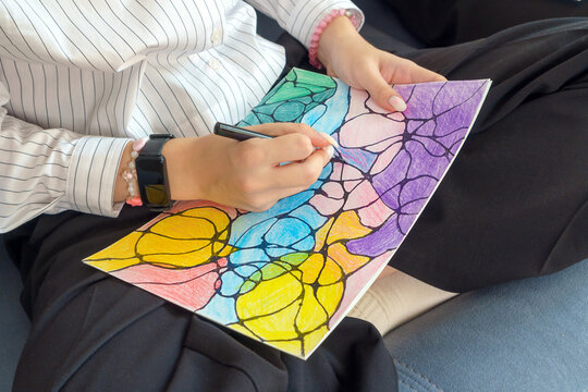 The process of drawing a neurographic drawing by a girl, a psychological technique. Psychological therapy drawings for releasing stress and problem solving.
