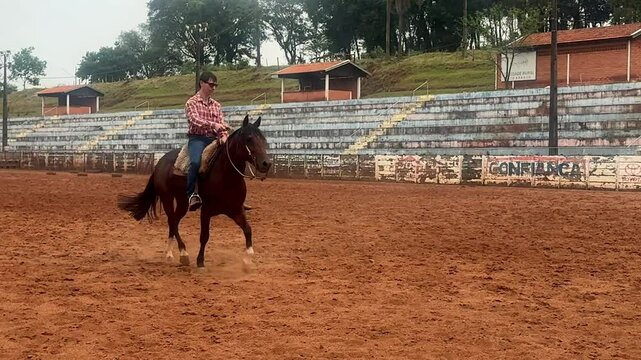 homem andando de cavalo 