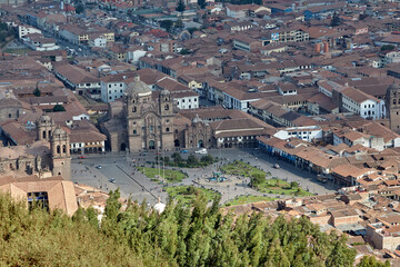 Obraz premium The Main Square of Cusco, known as Plaza de Armas, is a vibrant hub of activity and history. Surrounded by colonial architecture, it features the impressive Cathedral and the Church of La Compañia.