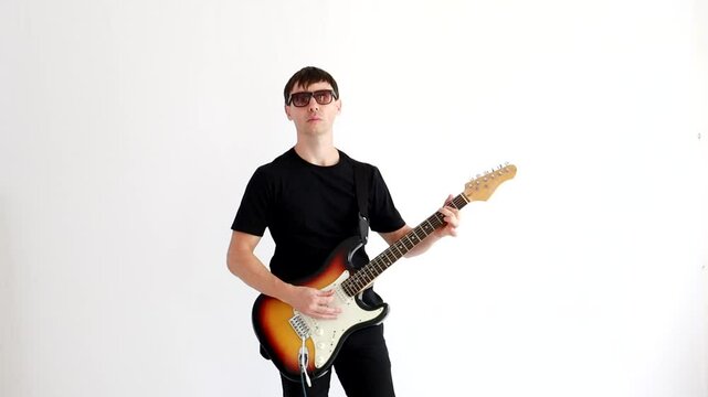 homem musico toca guitarra