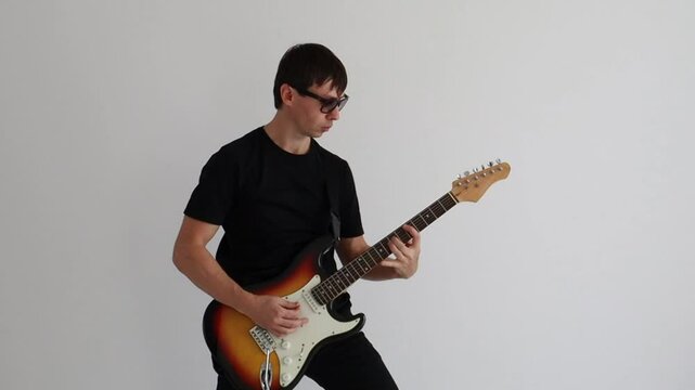 homem musico toca guitarra