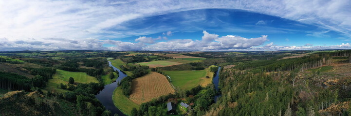 Luftbild der malerischen Flussschleife am Petersgrat Blick, die sich durch eine vielfältige...