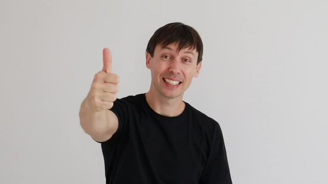 homem sorrindo faz express&atilde;o de positivo 
