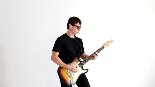 homem musico toca guitarra