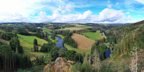 Luftbild der malerischen Flussschleife am Petersgrat Blick, die sich durch eine vielfältige...